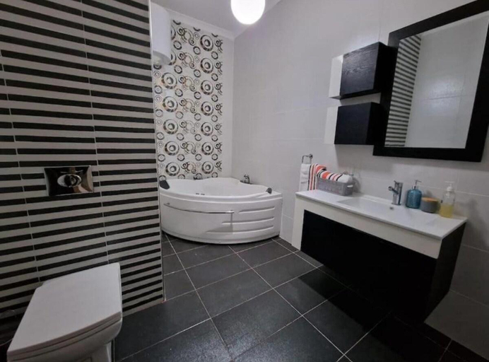 Bathroom 2, Bugibba Central Modern Apartment, Saint Paul's Bay