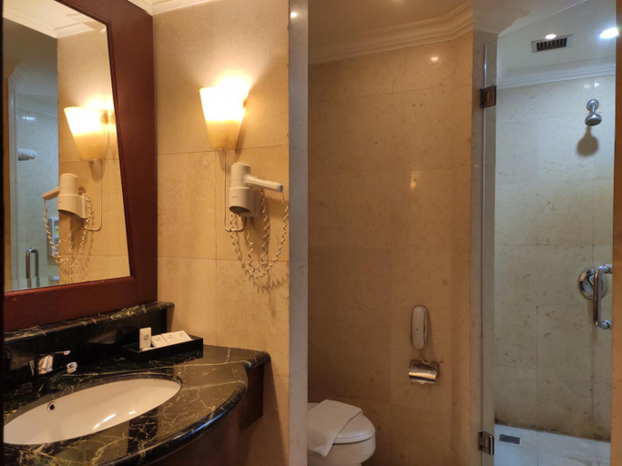 Bathroom 14
