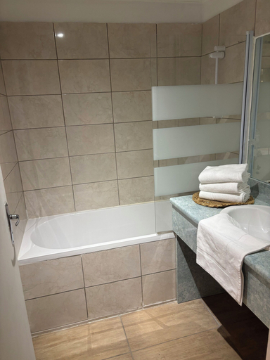 Bathroom 5, Hôtel l'Ange Couronnée, Rhône