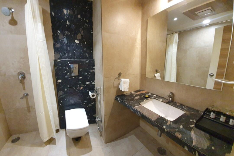 Bathroom 3, JW Cruise, Ajmer