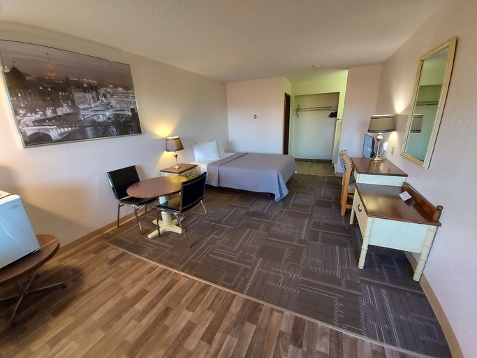 Bedroom, HOO - DOO MOTEL, Division No. 5