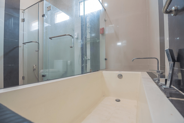Bathroom 4, RedDoorz near Jatinangor Town Square, Sumedang