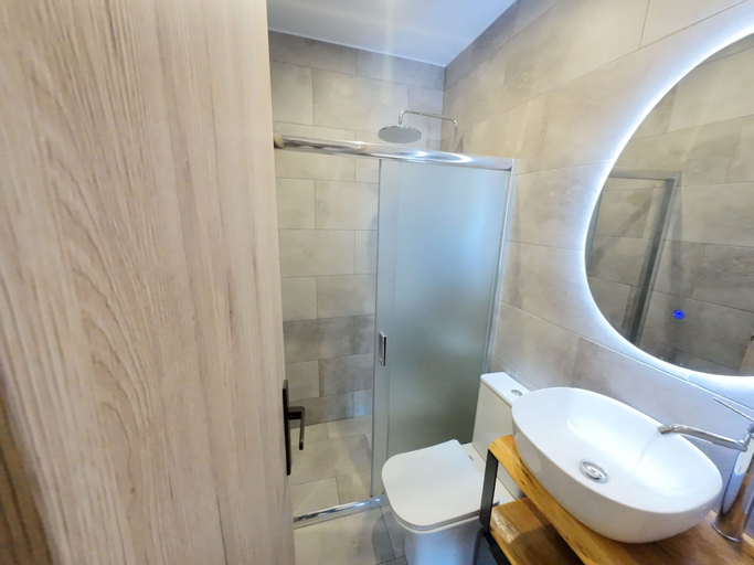 Bathroom 2, Nel Paese Room, Thessaly