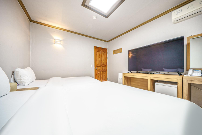 Bedroom 3, California Hotel, Buan