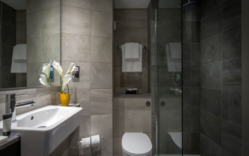 Bathroom, Maldron Hotel Manchester City, Manchester