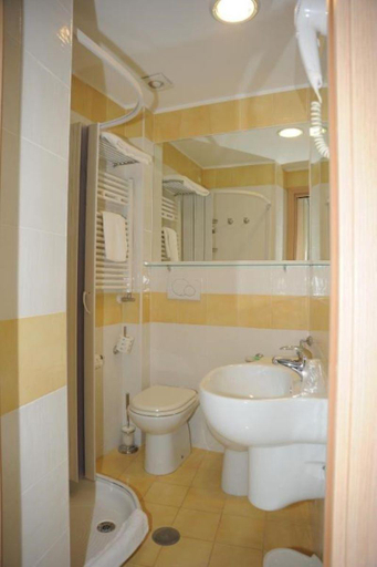 Bathroom 4, Hotel Rivamare, Napoli