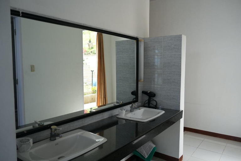 Bedroom 3, Tiara Bunga Hotel & Villa, Toba