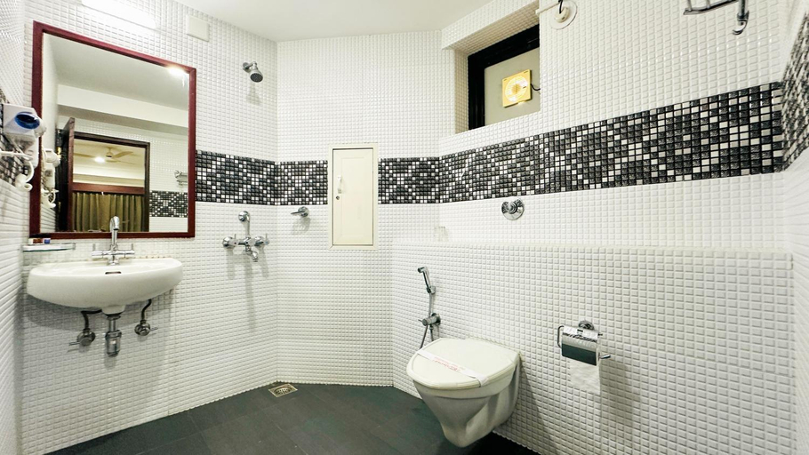 Bathroom 3, Hotel Prasanth, Thiruvananthapuram
