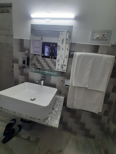 Bathroom 3, Family Floor at Riverside B&B, Srinagar