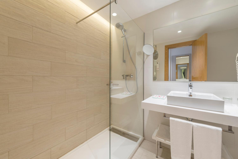 Bathroom 5, JS Sol de Alcudia, Baleares
