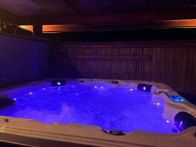 Sport & Beauty 2, Global Village Travellers Lodge, Grey
