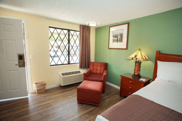 Bedroom 3, Travelodge by Wyndham Macon West, Bibb