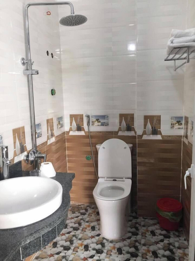 Bathroom, Yen Nhi Hotel Minh Chau - BAYLUXURY, Vân Đồn