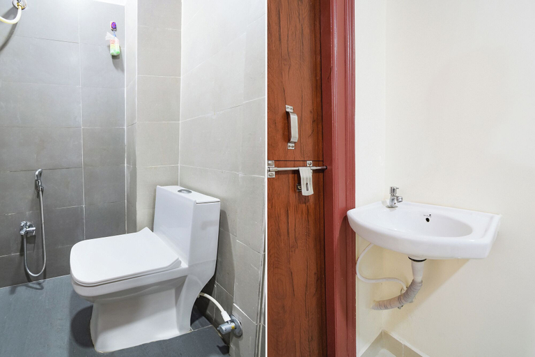 Bathroom, Fabhotel Dlf Inn, Hyderabad