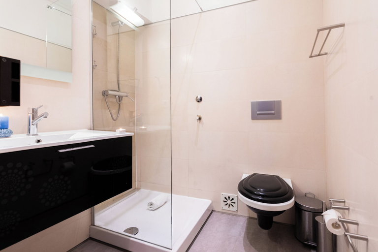 Bathroom, Bairro Alto Two Bedroom Apartment, Lisbon