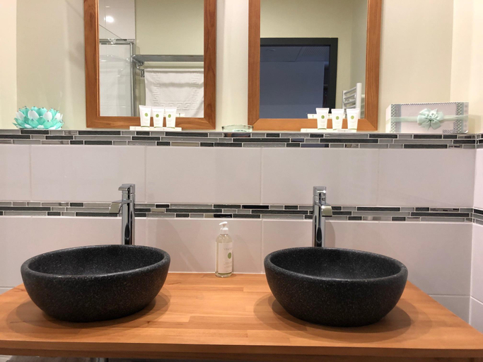 Bathroom 3, Le Clos du Moulin, Marne