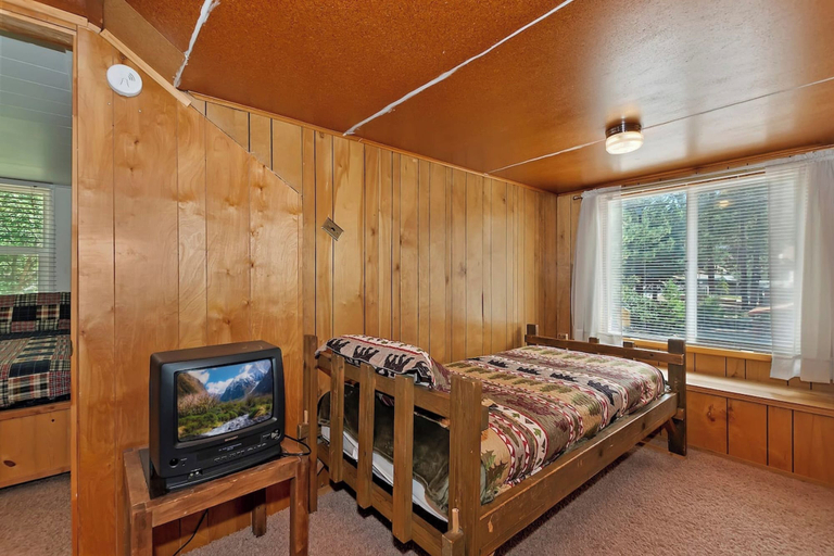 Bedroom 2, Sunshine Cabin Cozy 2-Story Getaway, San Bernardino