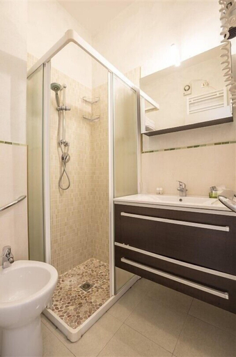 Bathroom 5, Hotel Deborah, Ravenna