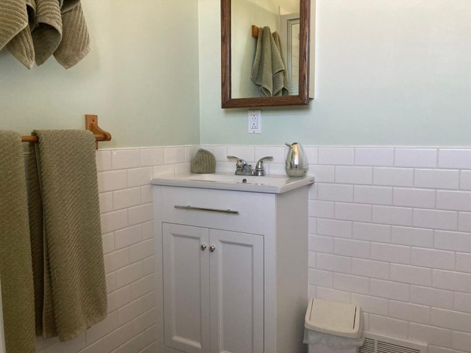 Bathroom 3, Tudor House Bed and Breakfast, Division No. 6