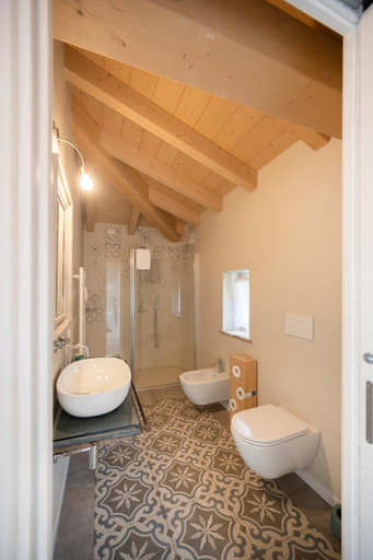 Bathroom 1, 1780 Apartments, Verona