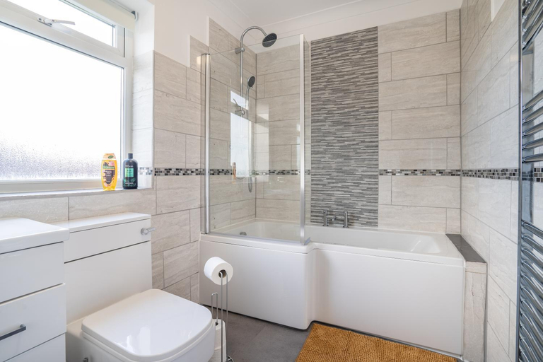 Others 5, Stylish 3 Bed House-free Parking, Gateshead