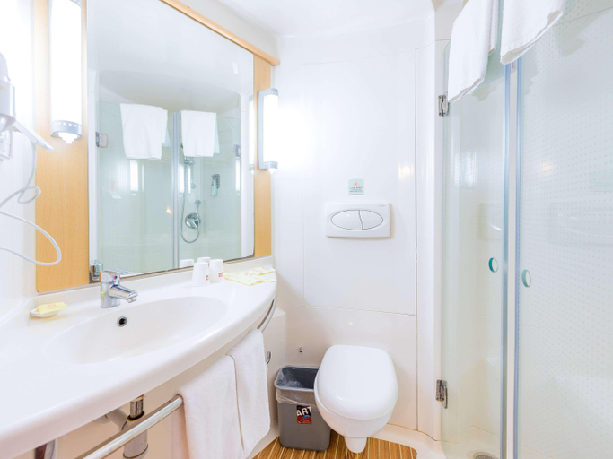 Bathroom 4, Ibis Hotel (Shanghai Xujiahui), Shanghai