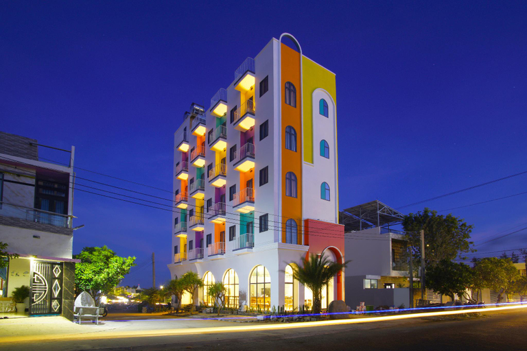 Exterior & Views