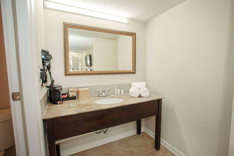 Bathroom 5, Travelodge by Wyndham Macon West, Bibb