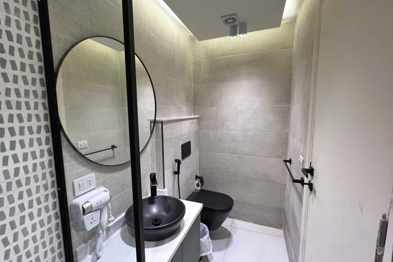 Bathroom 3, The 2 BDR Emerald Condo 5 min to CAI Airport, An-Nuzhah