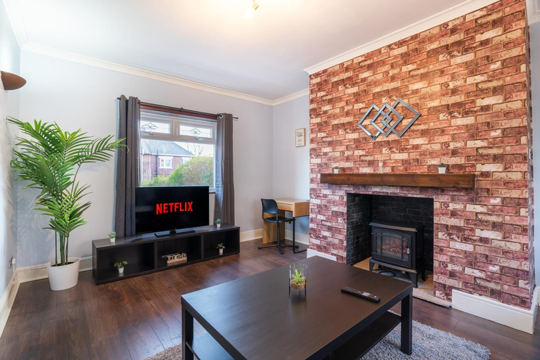Others 4, Stylish 3 Bed House-free Parking, Gateshead