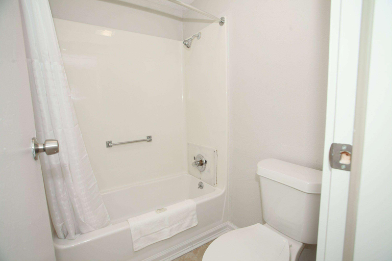 Bathroom 4, Travelodge by Wyndham Macon West, Bibb