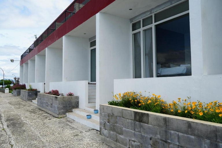 Exterior 12