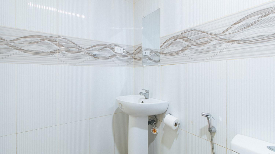 Bathroom 5, RedDoorz @ ARRS HOTEL & RESORT, Tagum City