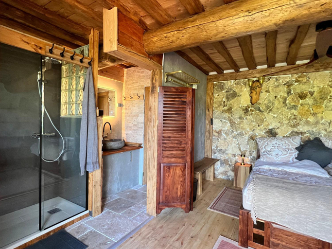 Bedroom 2, Les Magnels, Gard