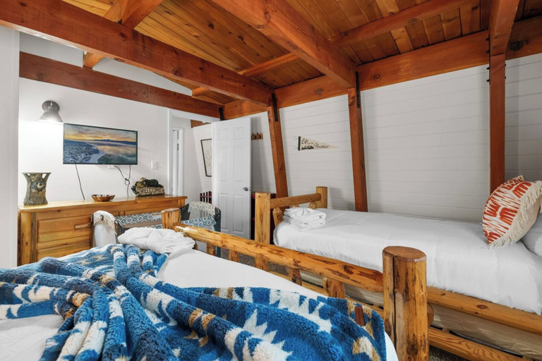 Bedroom 2, Moonridge Manor Cozy Retreat with Hottub, San Bernardino