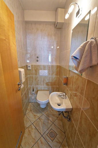 Bathroom 4, Hotel Krek, Radovljica