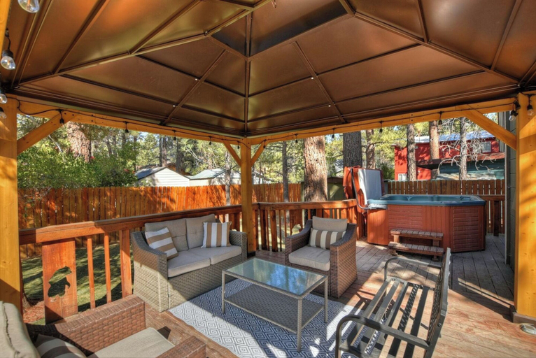 Food & Drinks, 88 Acres Cottage in Big Bear w HotTub, San Bernardino