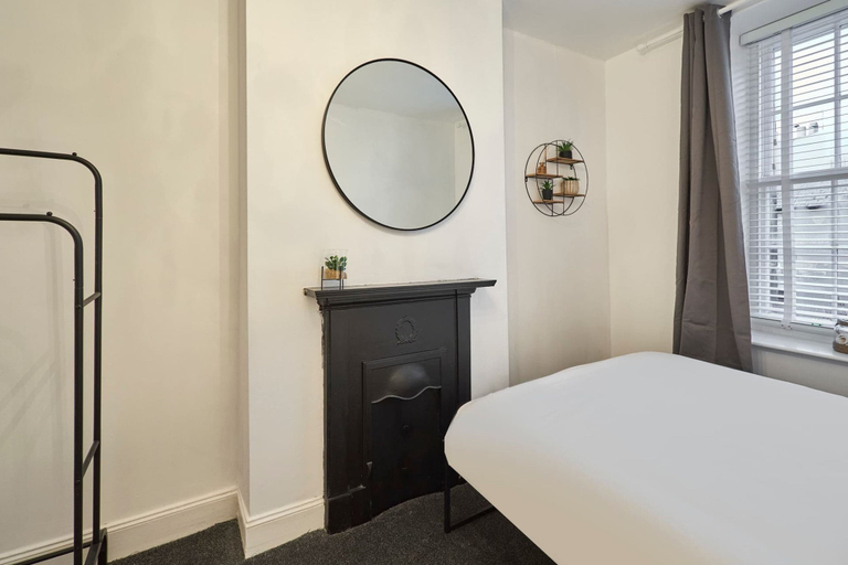 Room 2, Host Stay Queen Street Apartment, Northumberland