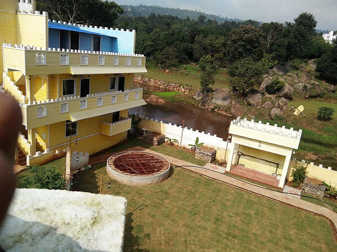 Exterior & Views