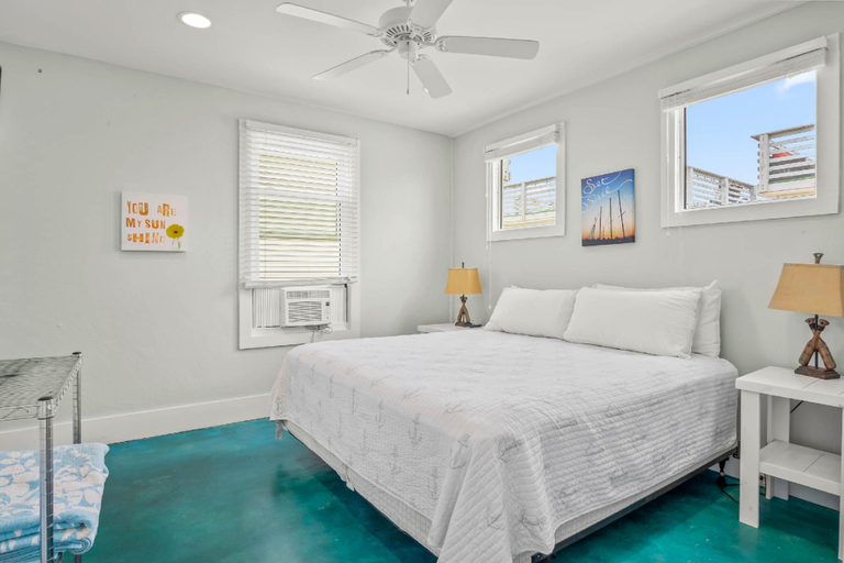 Bedroom 3, Heaven, Nueces