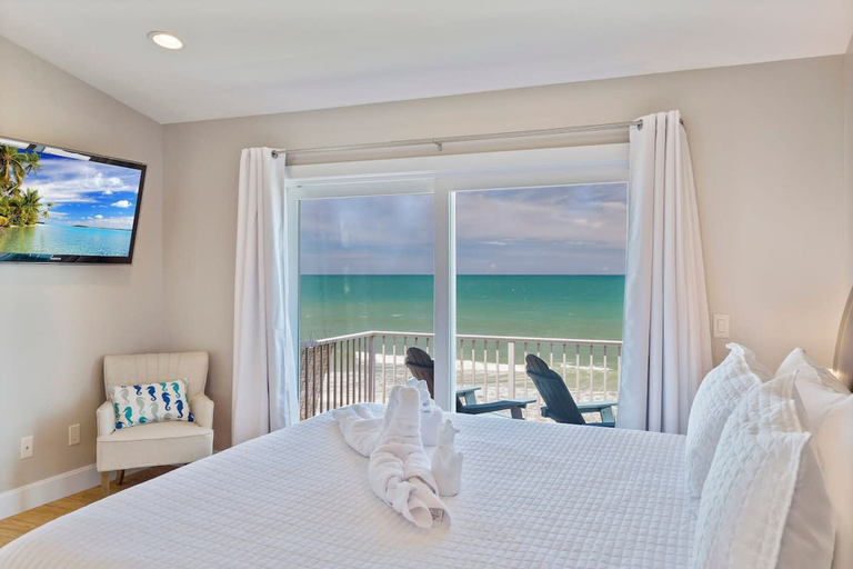 Room 3, Beach House Mansion- Private Beach Walk Over, Flagler
