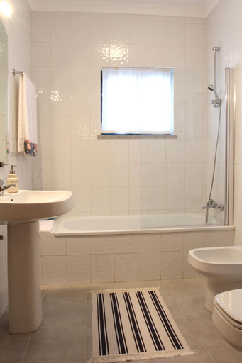 Bathroom 5, Casal da Viúva, Armamar