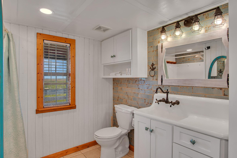 Bathroom 3, Beachin Country, Nueces