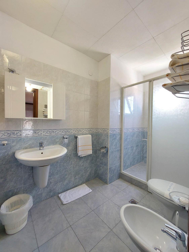 Bathroom 4, Hotel Nettuno, Teramo