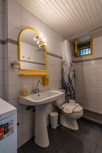 Bathroom 3, Quite flat, Attica
