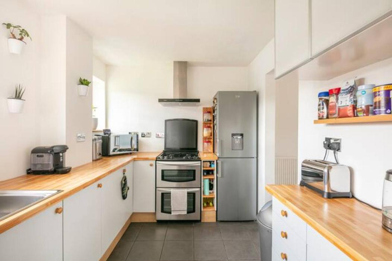 Facilities 2, Cosy Single Room, Smart TV, 5 Minute Walk from Train Station, Bolton