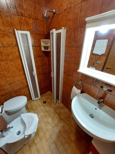 Bathroom 5, Hotel Nettuno, Teramo