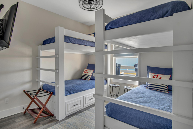 Bedroom 3, Downtime, Nueces