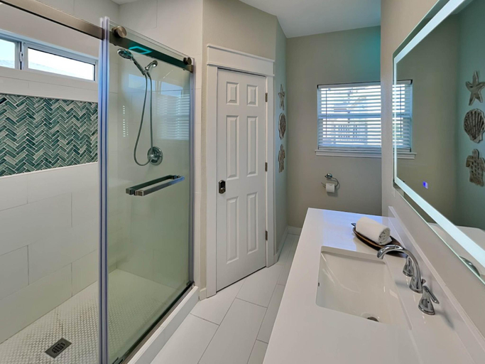 Bathroom 4, Palm Down Relax, Nueces