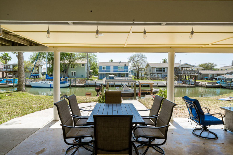 Food & Drinks, Catch Play on Estes Bay, Aransas